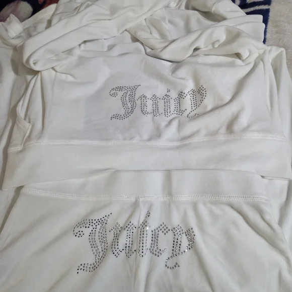 Juicy Couture White Lounge Set - Picture 3 of 4